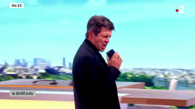 Le zapping du 03/12 : Thomas Sotto se lâche et imite Johnny Hallyday