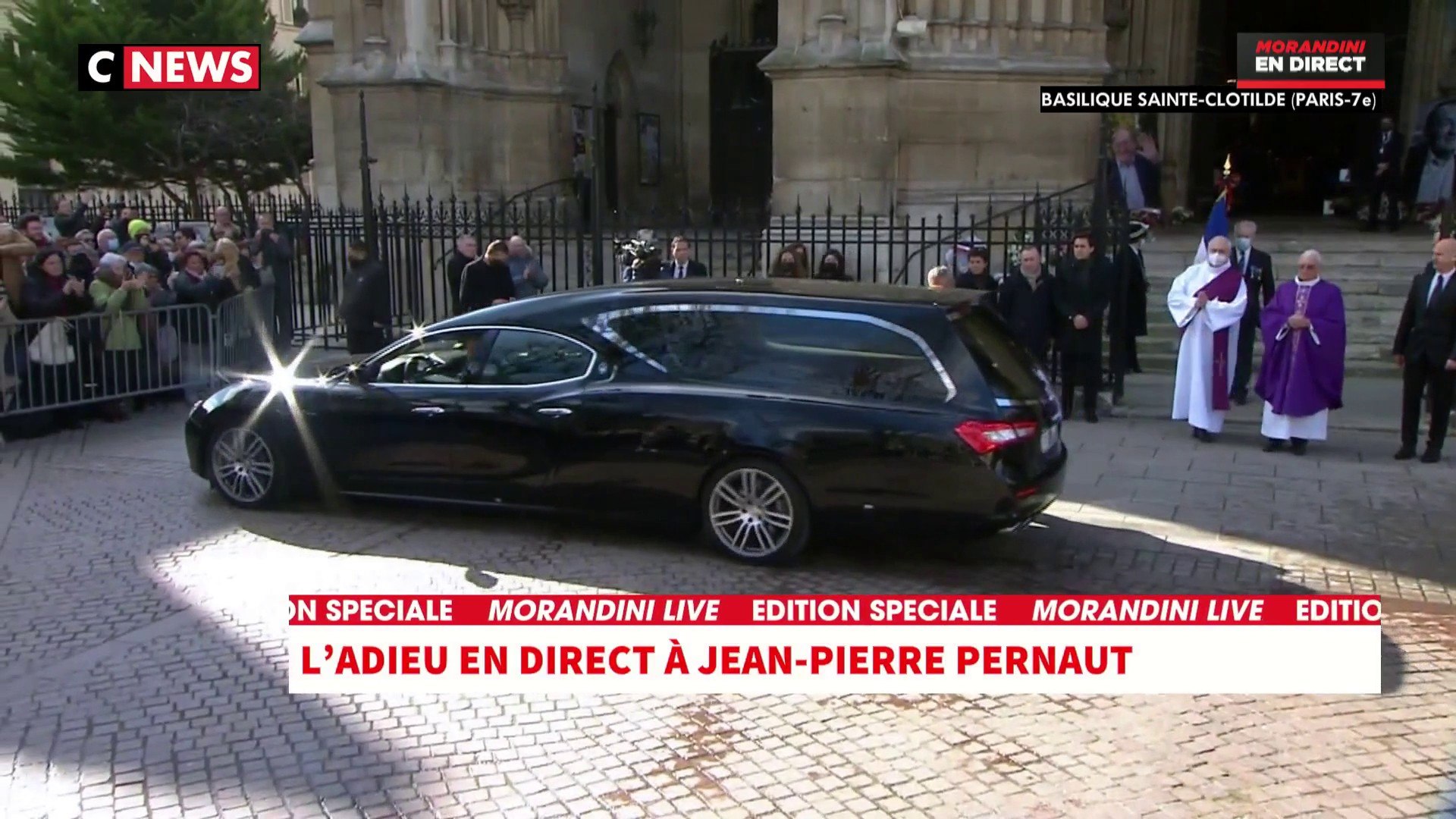 Obsèques de Jean-Pierre Pernaut : le convoi funéraire arrive sous les  applaudissement du public - Vidéo Dailymotion