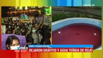 Activistas tiñen de rojo el agua de la fuente en la plaza Colón de Cochabamba