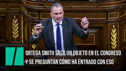 Ortega Smith saca un objeto en el Congreso y se preguntan cómo ha entrado con eso