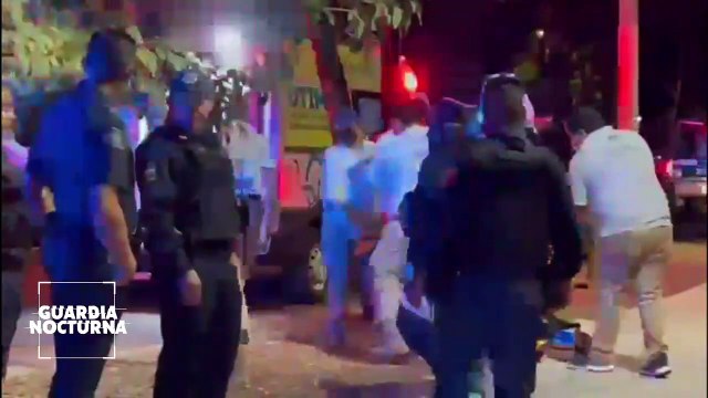 Sujetos armados despojan de su camioneta a un hombre y le disparan