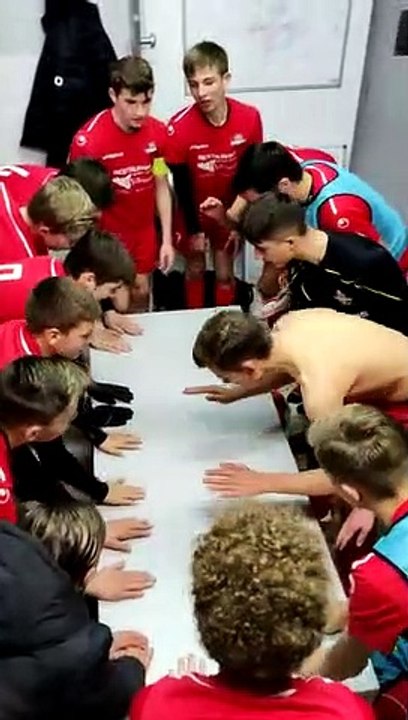 LE "VICTORY SONG" DES U15.M (D2) AU FC BORD DE...
