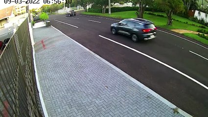 Impressionante: Vídeo mostra gravíssima colisão entre caminhonetes no Country