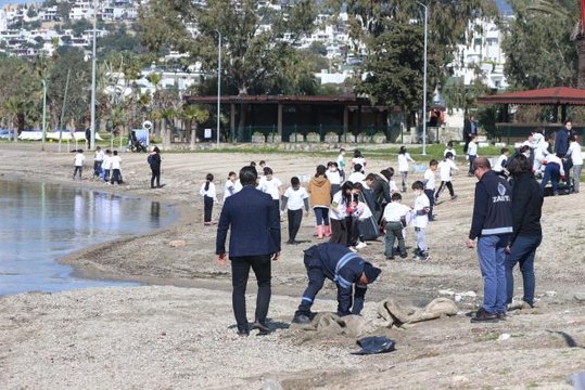 Bodrum'da dalgıçlar denizi, öğrenciler kıyıyı temizledi