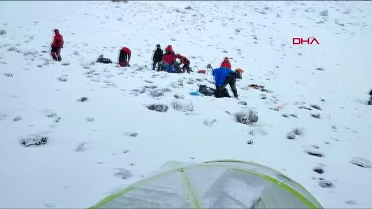 HAVA ŞARTLARI SEBEBİYLE ZİRVEYE ÇIKAMAYAN DAĞCILAR GERİ DÖNÜYOR