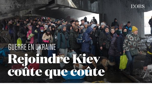 Ces Ukrainiens franchissent à pied un pont détruit pour tenter de rejoindre Kiev coûte que coûte