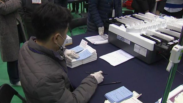 출구조사 초박빙 예측...높은 사전투표율 변수 / YTN