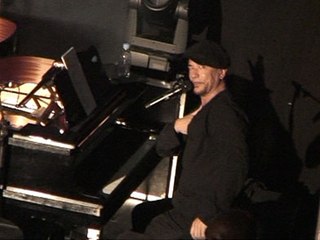 VIDEO PUBLIC : Pourquoi Pascal Obispo attire-t-il toutes les femmes ?