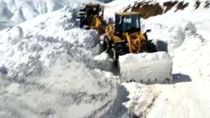 Bahçesaray'da mahalle yoluna çığ düştü