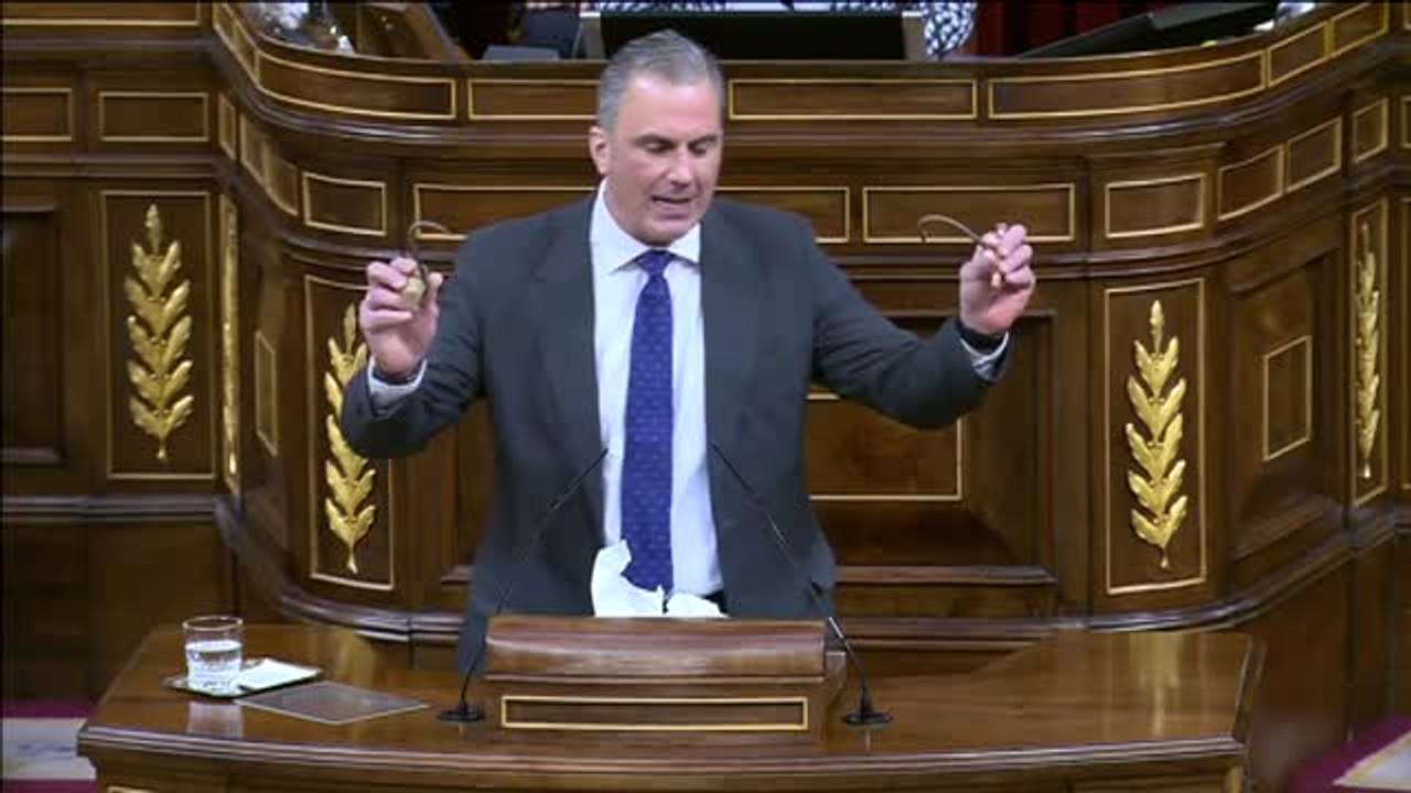 Revuelo en el Congreso al sacar Ortega Smith unos garfios durante su intervención
