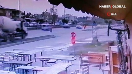 Manavgat'ta faciadan dönülen kaza kamerada! Okul servisi ile beton mikseri çarpıştı