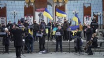 En Ukraine, l'orchestre classique de Kiev donne un concert place Maïdan