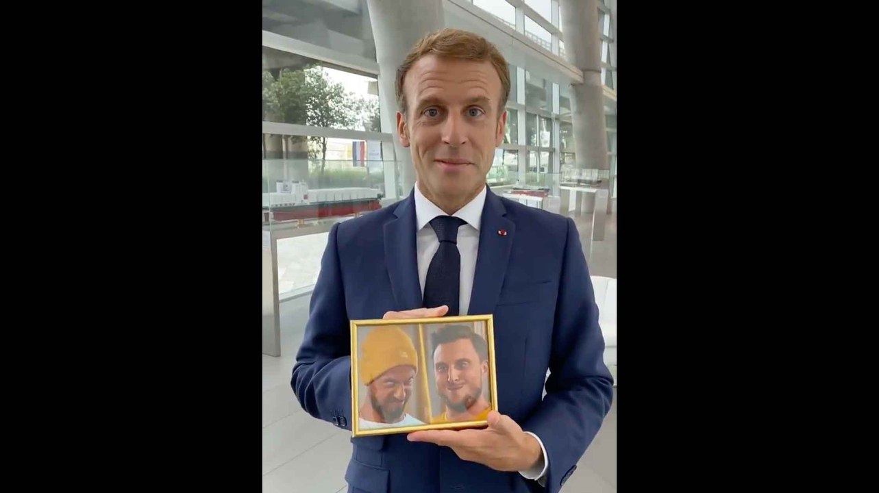 Emmanuel Macron s'adresse aux écoliers, pour la rentrée des classes, avec un portrait de McFly et Carlito à la main