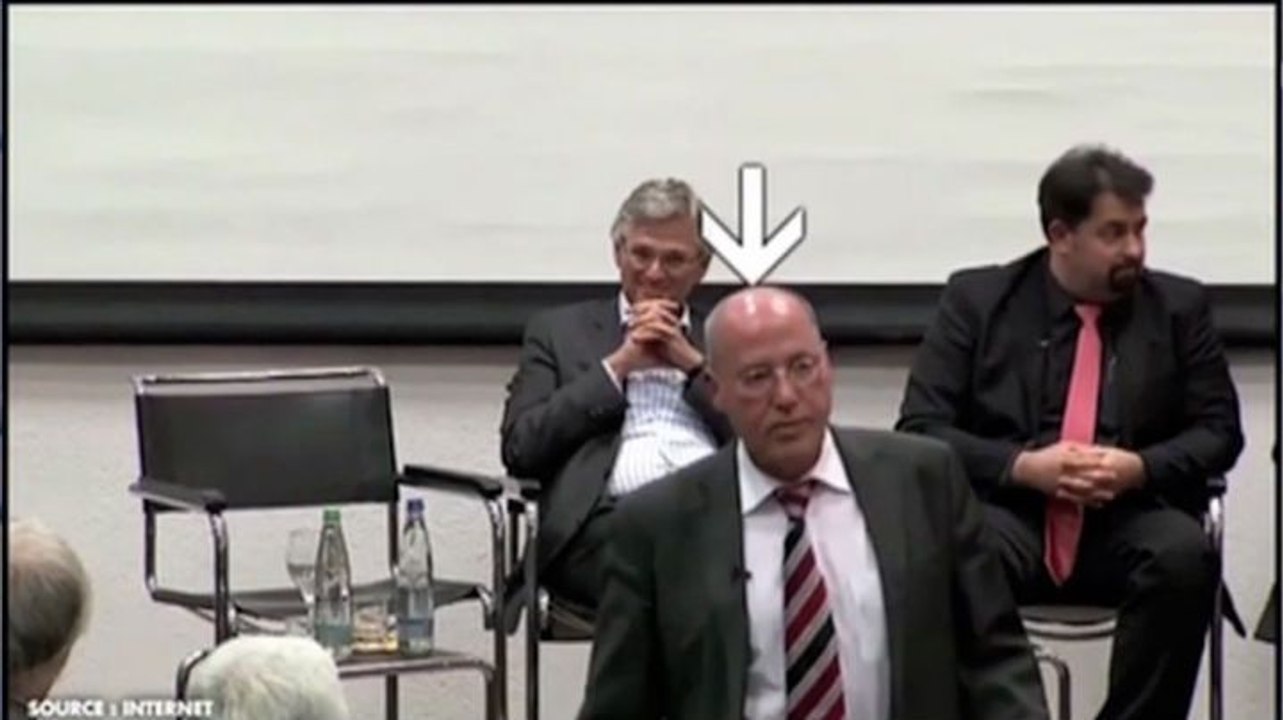 Zapping, le best of : il oublie qu’il porte un micro…et va aux toilettes !