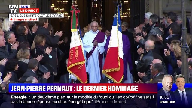 Les proches de Jean-Pierre Pernaut présents à ses obsèques, à Paris. Parmi eux, son fils aîné Olivier venu avec sa compagne Catherine Dupraz et leur fils Léo.