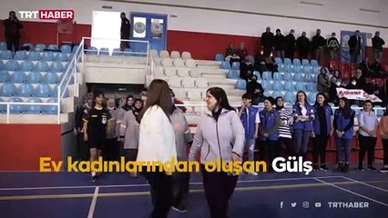 Ev kadınları yöresel kıyafetleriyle maça çıktı