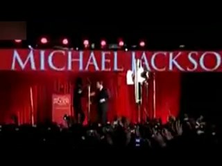 VIDEO PUBLIC : Michael Jackson : s’improvise humoriste pour annoncer son grand retour !
