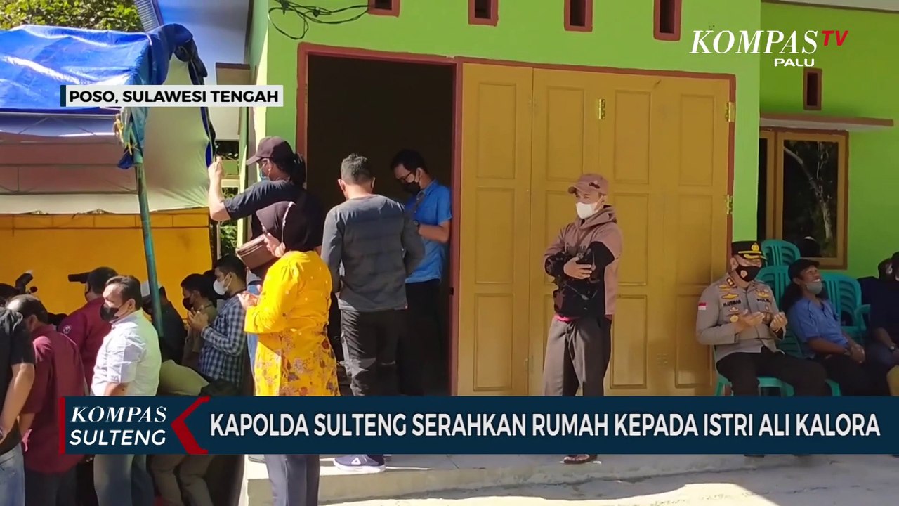 Kapolda Sulteng Serahkan Rumah Kepada Istri Ali Kalora