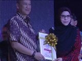 Seniwati Datuk Sarimah menerima Anugerah Tokoh Seniman