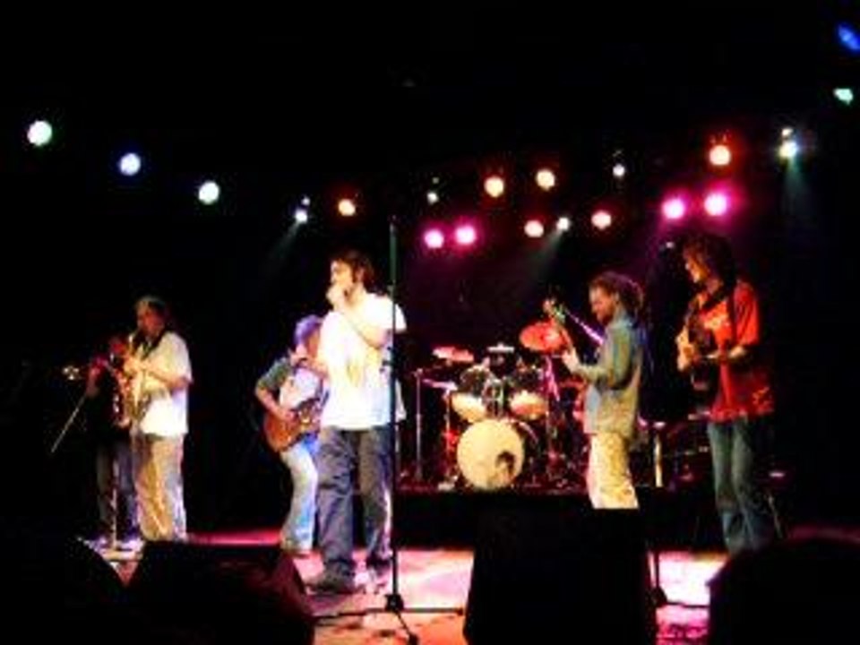 Au Pays - Les Mopiquen