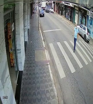 Idoso é atropelado na faixa de pedestres e motorista foge