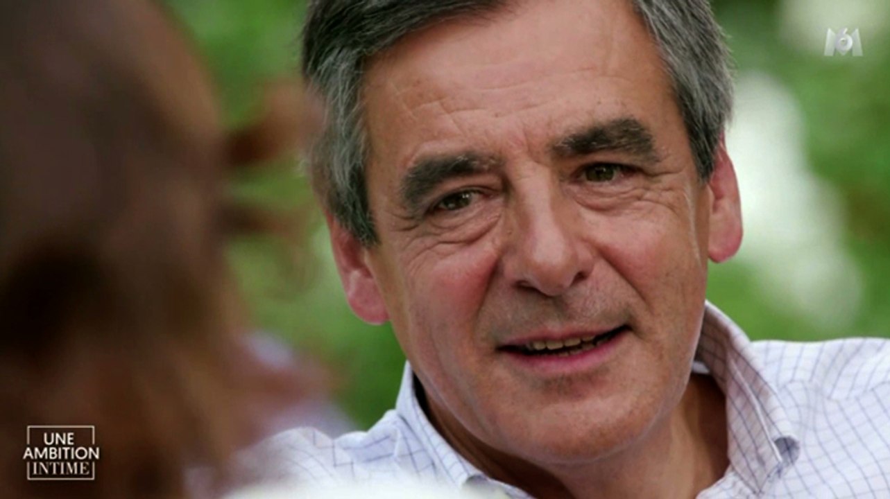 Karine Le Marchand interroge François Fillon sur ses sourcils