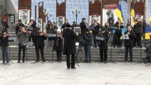 Ukraine : l'Orchestre classique de Kiev donne un concert place Maïdan