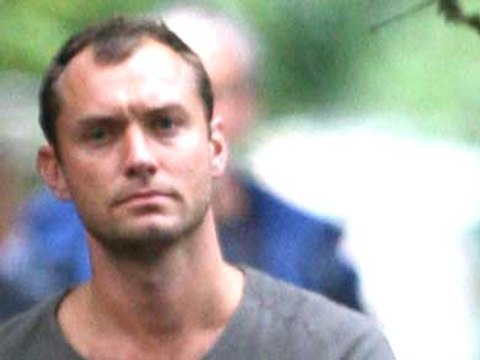 100% vous offre Jude Law les fesses à l’air, et Hugh Jackman les pieds sur terre