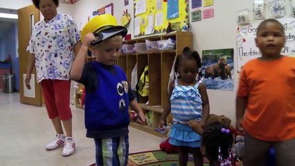 Paycheck to Paycheck: The Life and Times of Katrina Gilbert Trailer OV