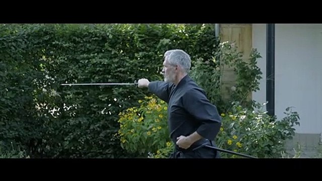 Ein Fisch, der auf dem Rücken schwimmt Trailer DF