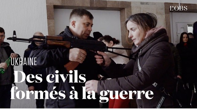 Guerre en Ukraine : avec des civils qui apprennent à manier à des armes