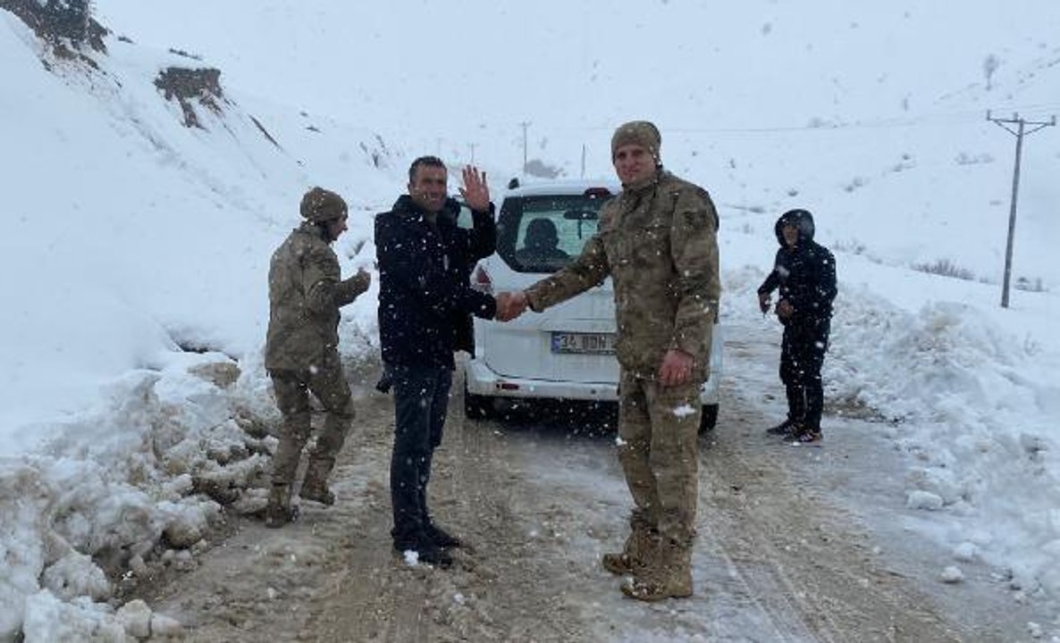 BİTLİS'TE KARDA MAHSUR KALAN AİLENİN YARDIMINA JANDARMA YETİŞTİ