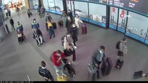 Son dakika haber! İstanbul Havalimanı'nda kaçak cep telefonu operasyonu... Dubai'den gelen yolcunun çantasından değeri 350 bin lira olan 73 telefon çıktı