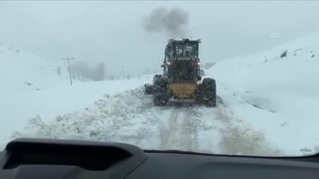 Kardan kapanan köy yolunda mahsur kalan hastayı ekipler hastaneye ulaştırdı