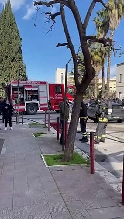 Andria: automobile in fiamme, l'incendio spento dai Vigili del Fuoco