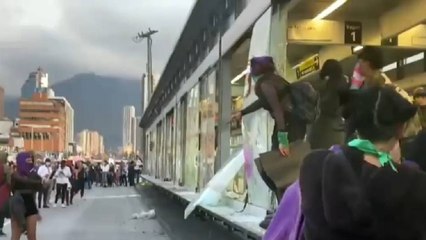 Policía identifica a las responsables del vandalismo contra Transmilenio y RCN Radio