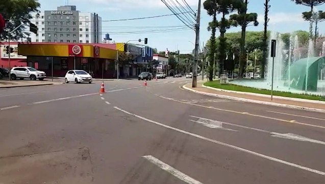 Mesmo com fiscalização da Transitar, motoristas fazem conversão à esquerda e são autuados na Praça do Migrante