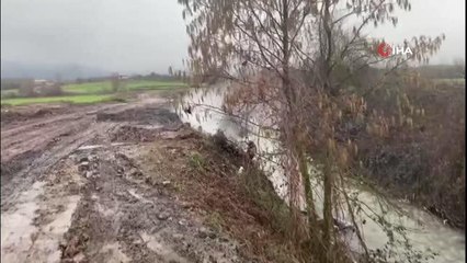 Çuval çuval atığı dereye attılar