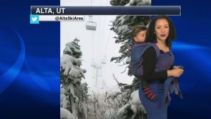 Elle présente la météo avec son fils sur le dos