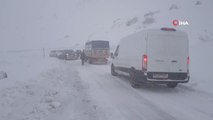 Yoğun kar, sis ve tipiden dolayı onlarca araç yolda kaldı