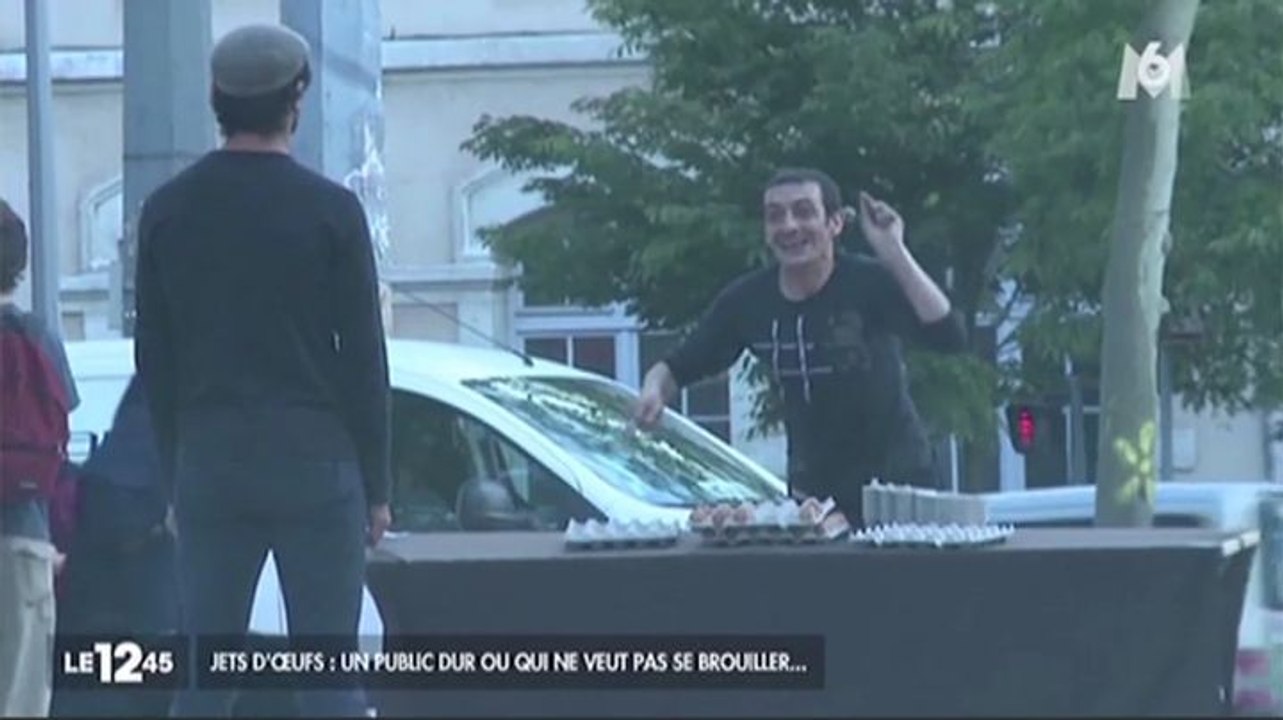 Zapping du 30/05 : les passants lui jettent des œufs sans raison !