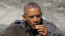 Obama mange des restes de saumon avec Bear Grylls