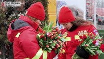 تصاویری از رومانی؛ شاخه‌های گل به زنان اوکراین در روزهای بی‌خانمانی