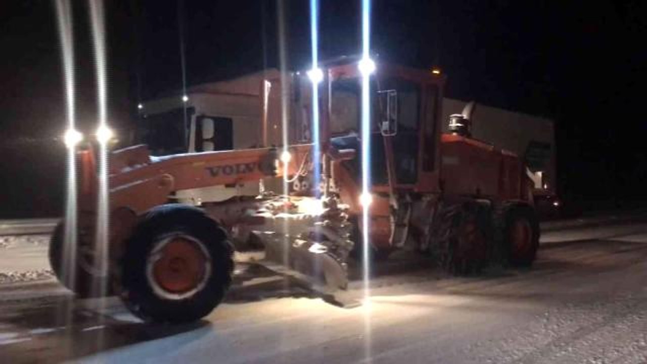 Antalya-Konya karayolu yoğun kar ve tipi nedeniyle tırların geçişine kapatıldı