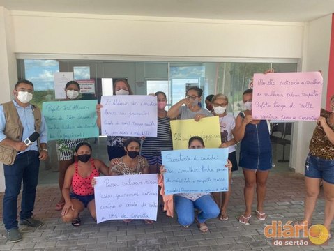 Mulheres fazem protesto na porta da UBS da Agrovila de Cajazeiras exigindo a volta da vacinação