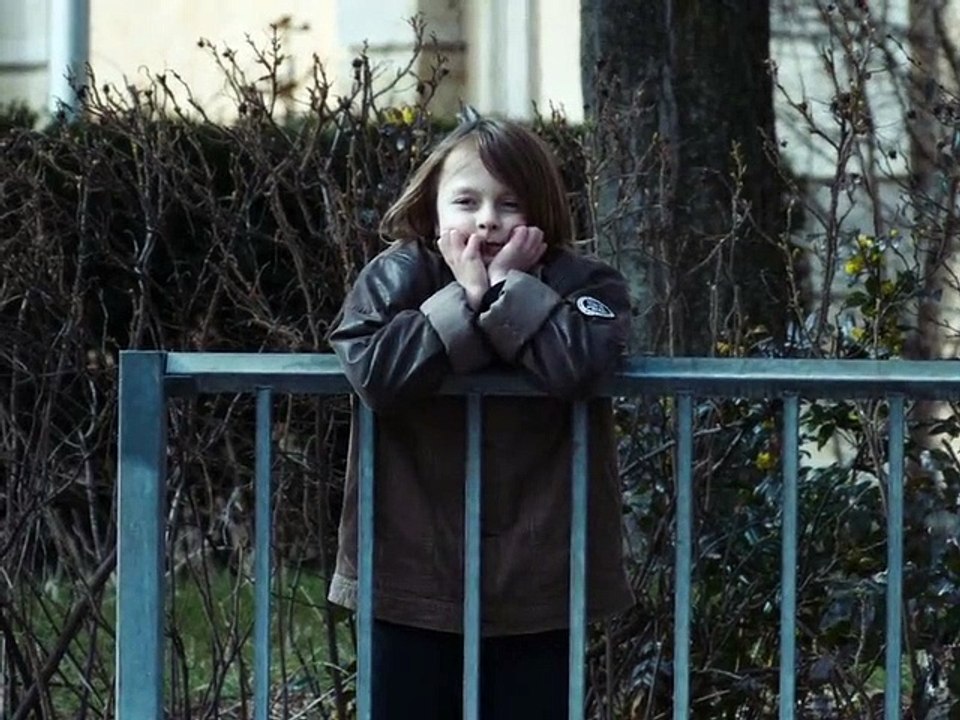 Sebastian springt über Geländer Trailer DF