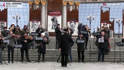 Mit klassisscher Musik gegen den Krieg: Musiker des Kiewer Orchesters haben auf dem Maidan gespielt