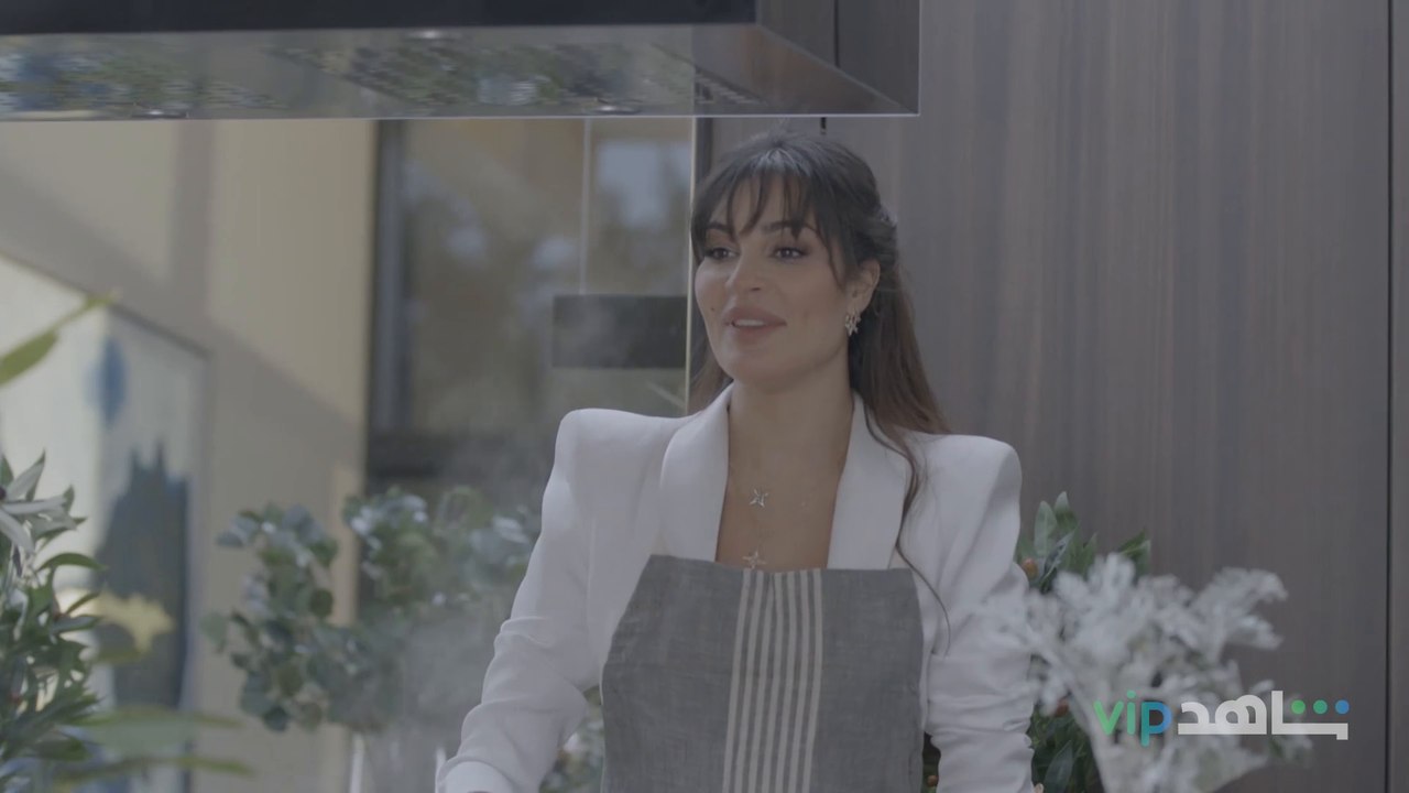  بيقتلني ورق العنب  وحبيت شكلي كتير بالحجاب النجمة نادين نسيب نجيم تحكي عن دورها بمسلسل #عشرين_عشرين وهي تحضر المكرونة مع   ✨ مع الإعلامي والصحفي داود الشريان   في الحلقة المنتظرة من  #مع_الشريان تعرض الآن  على #ShahidVIP