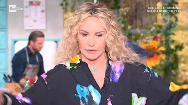 E' sempre mezzogiorno, gaffe sfiorata: Antonella Clerici ha rischiato di cadere sul finale della pun