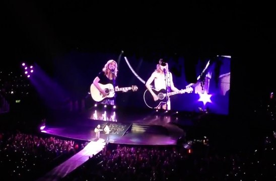 Friends : Lisa Kudrow et Taylor Swift reprennent sur scène la chanson Smelly Cat